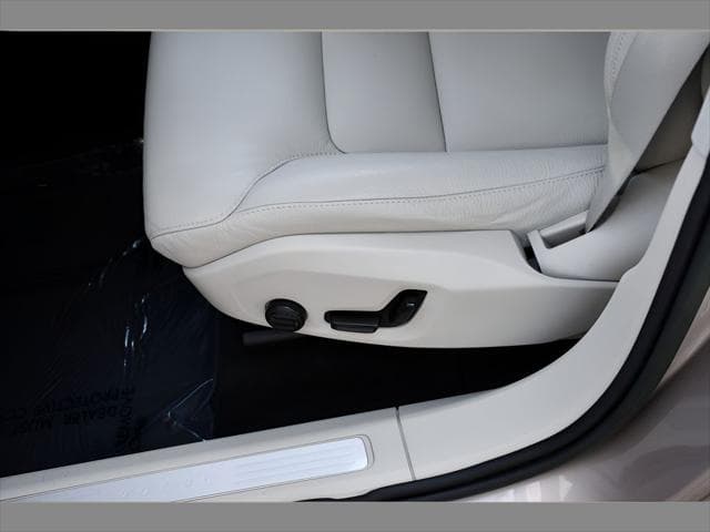 2023 Volvo XC60 SUV in Bright Dusk Metallic thumbnail 35