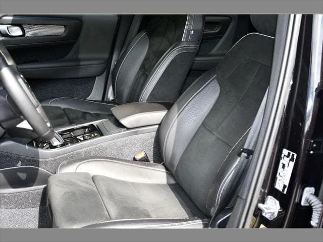 2021 Volvo XC40 SUV in Onyx Black Metallic thumbnail 14