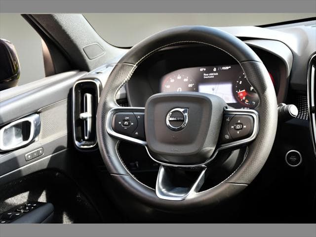 2021 Volvo XC40 SUV in Onyx Black Metallic thumbnail 17