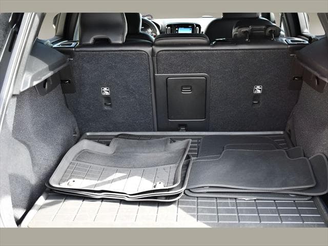 2021 Volvo XC40 SUV in Onyx Black Metallic thumbnail 24