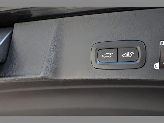 2021 Volvo XC40 SUV in Onyx Black Metallic thumbnail 25