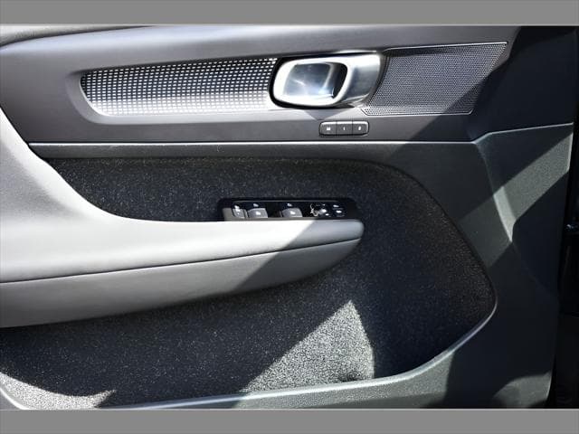 2021 Volvo XC40 SUV in Onyx Black Metallic thumbnail 27
