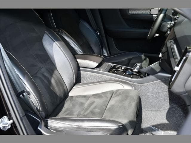 2021 Volvo XC40 SUV in Onyx Black Metallic thumbnail 31