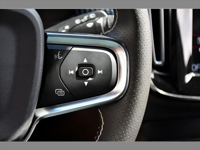 2021 Volvo XC40 SUV in Onyx Black Metallic thumbnail 35