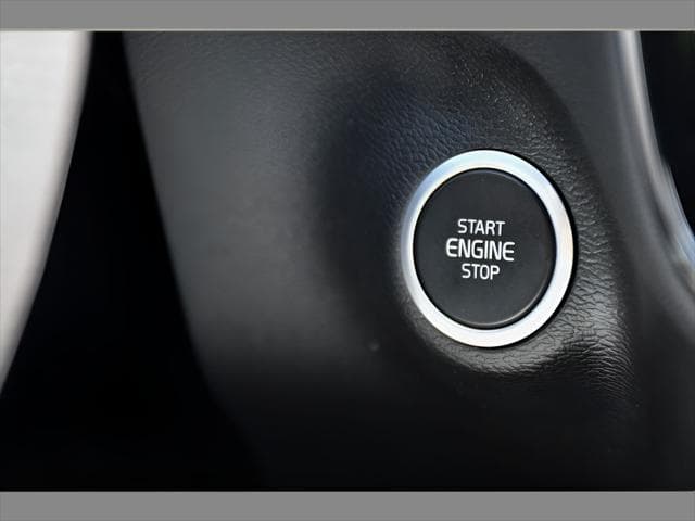 2021 Volvo XC40 SUV in Onyx Black Metallic - Image 40