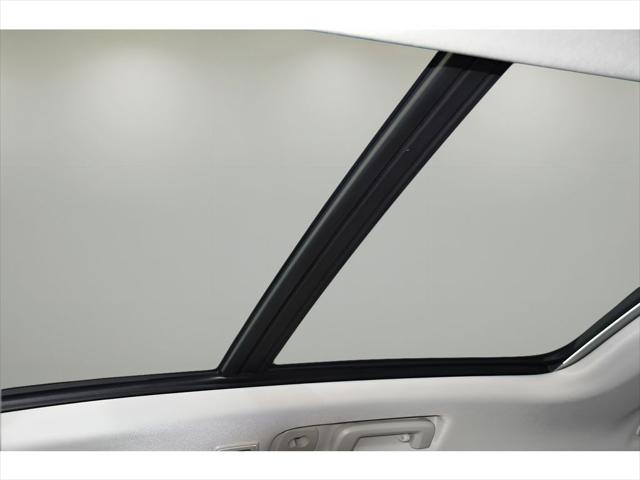 2024 Volvo XC90 Recharge Plug-In Hybrid SUV in Crystal White Metallic thumbnail 12