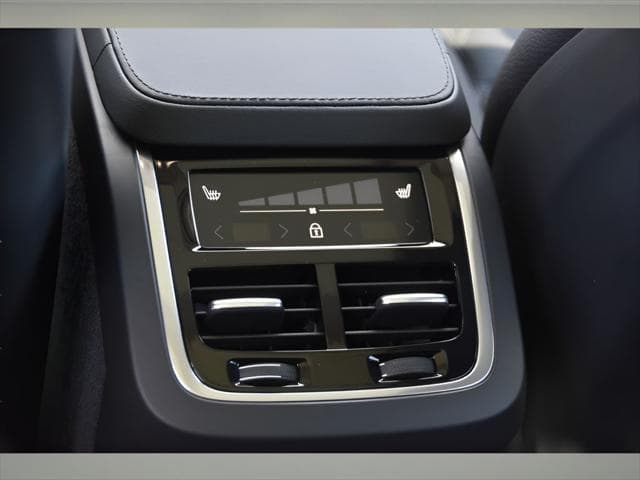 2024 Volvo XC90 Recharge Plug-In Hybrid SUV in Crystal White Metallic thumbnail 16
