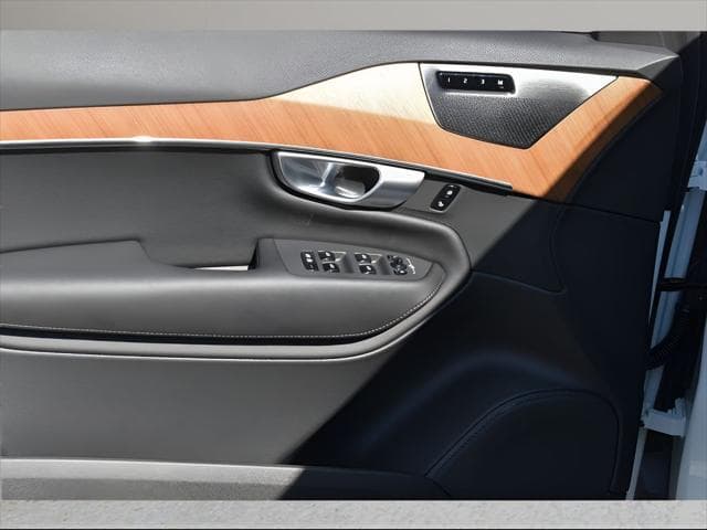2024 Volvo XC90 Recharge Plug-In Hybrid SUV in Crystal White Metallic thumbnail 28