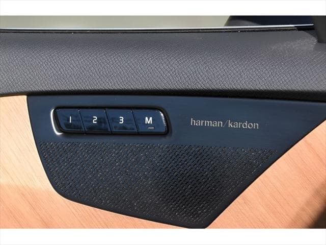 2024 Volvo XC90 Recharge Plug-In Hybrid SUV in Crystal White Metallic thumbnail 29
