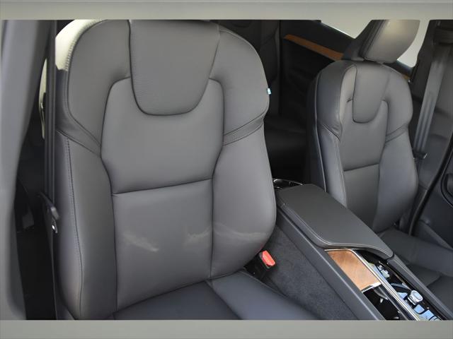 2024 Volvo XC90 Recharge Plug-In Hybrid SUV in Crystal White Metallic thumbnail 32