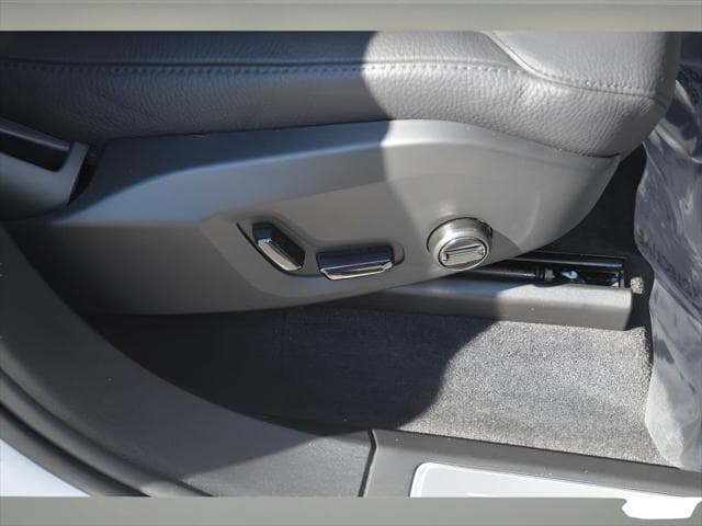 2024 Volvo XC90 Recharge Plug-In Hybrid SUV in Crystal White Metallic thumbnail 33