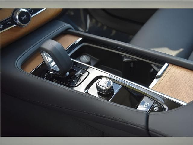 2024 Volvo XC90 Recharge Plug-In Hybrid SUV in Crystal White Metallic thumbnail 37