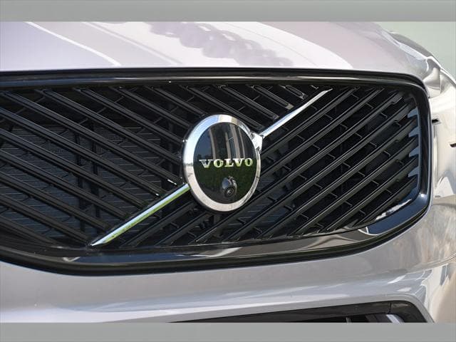 2026 Volvo XC60 SUV in Aurora Silver thumbnail 10