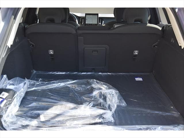 2026 Volvo XC60 SUV in Aurora Silver thumbnail 23