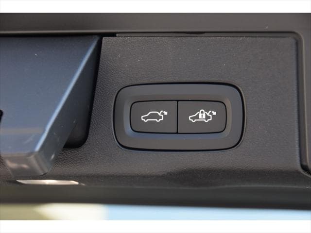 2026 Volvo XC60 SUV in Aurora Silver thumbnail 24