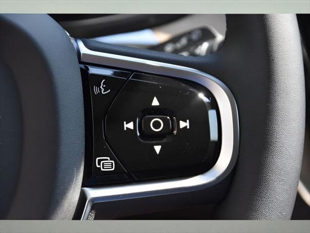 2026 Volvo XC60 SUV in Aurora Silver thumbnail 33