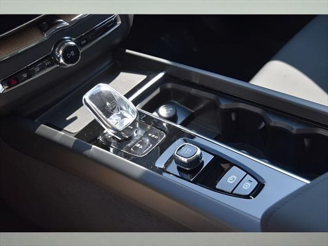 2026 Volvo XC60 SUV in Aurora Silver thumbnail 34