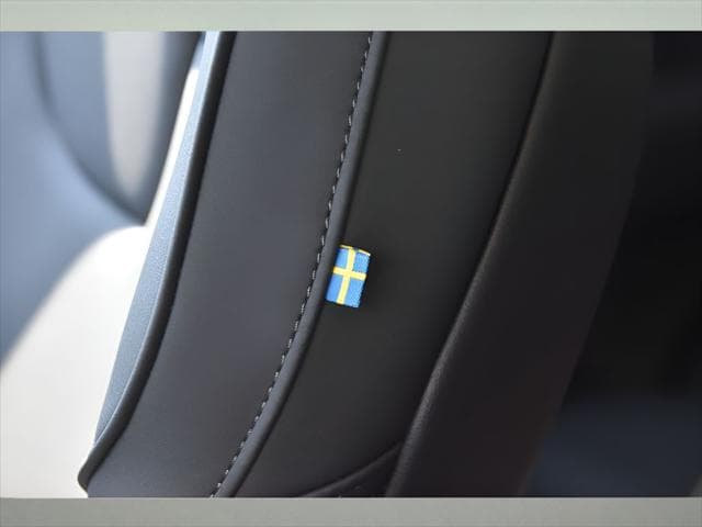 2026 Volvo XC60 SUV in Aurora Silver thumbnail 38