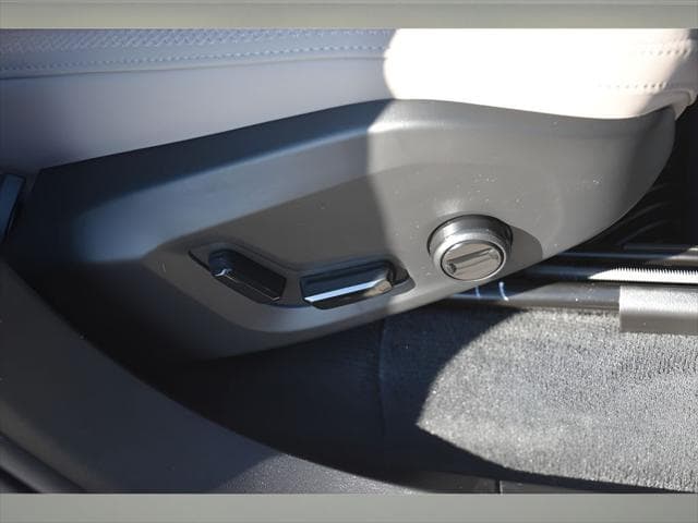 2026 Volvo XC90 SUV in Vapour Grey Metallic thumbnail 32