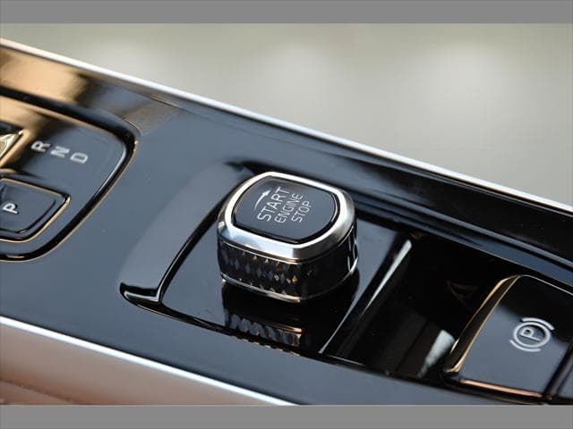 2026 Volvo XC90 SUV in Vapour Grey Metallic thumbnail 37