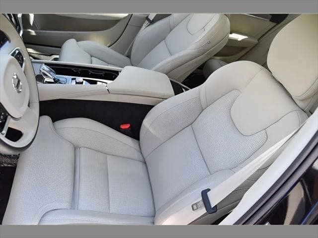 2025 Volvo S90 Sedan in Onyx Black Metallic thumbnail 25