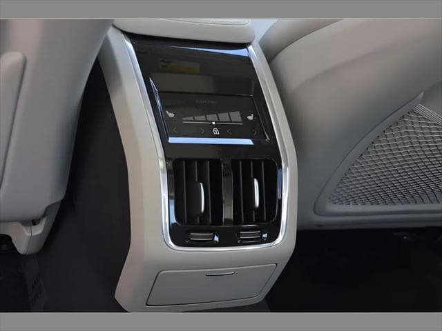 2025 Volvo S90 Sedan in Onyx Black Metallic thumbnail 31