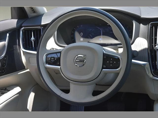 2025 Volvo S90 Sedan in Onyx Black Metallic thumbnail 33