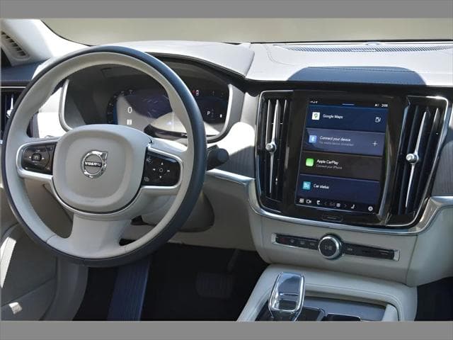2025 Volvo S90 Sedan in Onyx Black Metallic thumbnail 35