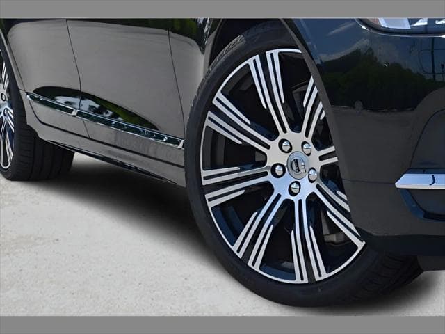 2025 Volvo S90 Sedan in Onyx Black Metallic thumbnail 38