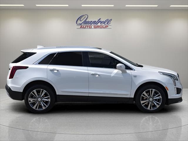 2025 Cadillac XT5 SUV in Crystal White Tricoat thumbnail 3
