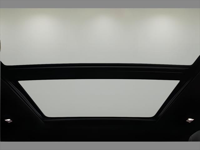 2025 Cadillac XT5 SUV in Crystal White Tricoat thumbnail 15