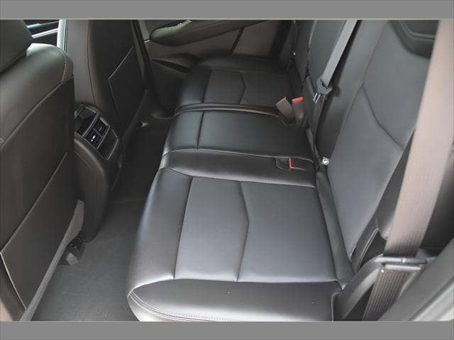 2025 Cadillac XT5 SUV in Crystal White Tricoat thumbnail 16