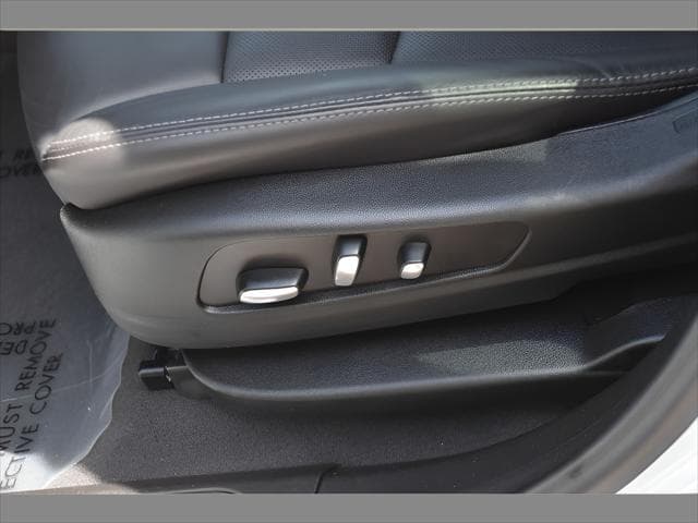 2025 Cadillac XT5 SUV in Crystal White Tricoat thumbnail 34