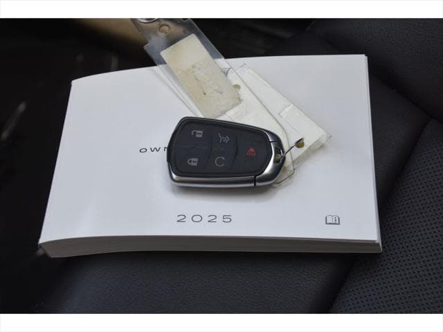 2025 Cadillac XT5 SUV in Crystal White Tricoat thumbnail 40
