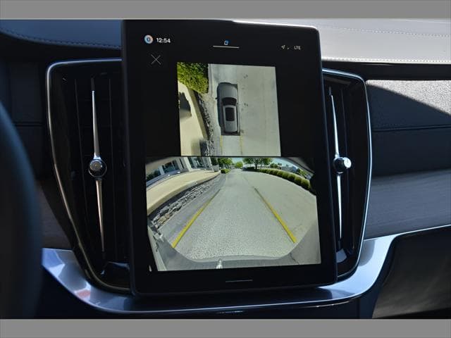 2026 Volvo XC90 Plug-In Hybrid SUV in Denim Blue Metallic thumbnail 21