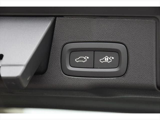 2026 Volvo XC60 SUV in Denim Blue Metallic thumbnail 24