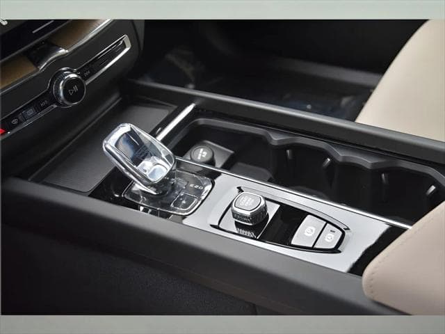 2026 Volvo XC60 SUV in Denim Blue Metallic thumbnail 32