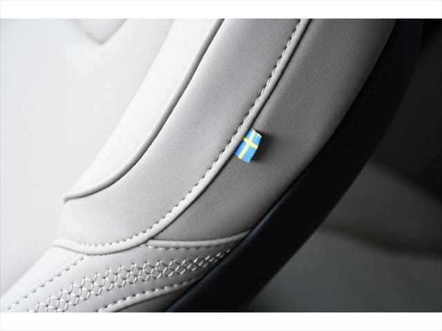 2026 Volvo XC60 Plug-In Hybrid SUV in Vapour Grey Metallic thumbnail 40