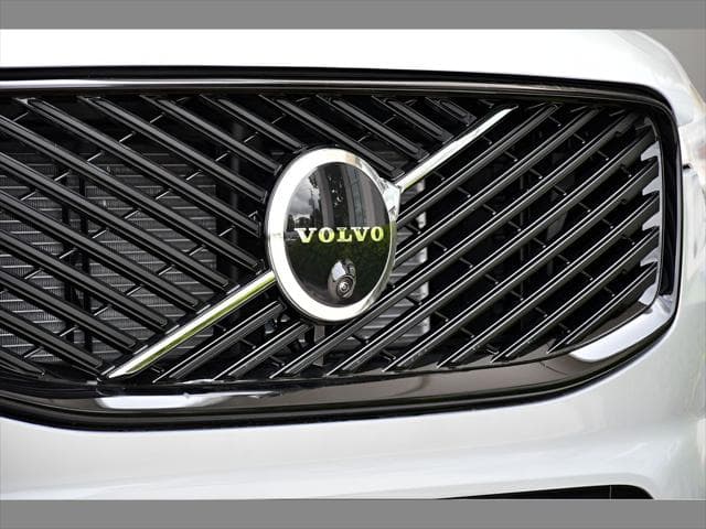 2026 Volvo XC60 Plug-In Hybrid SUV in Vapour Grey Metallic thumbnail 10