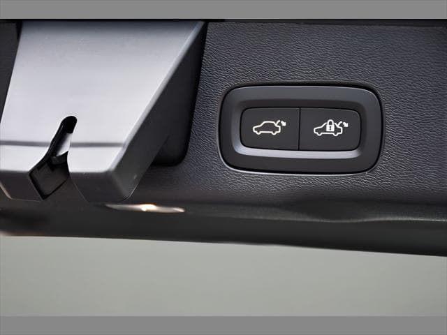 2026 Volvo XC60 Plug-In Hybrid SUV in Vapour Grey Metallic thumbnail 23