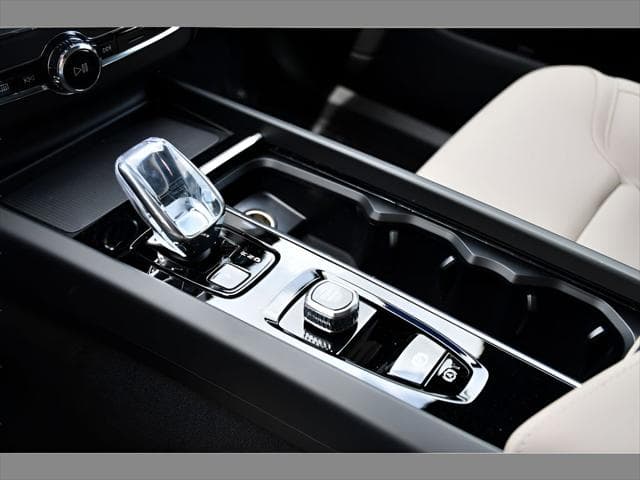 2026 Volvo XC60 Plug-In Hybrid SUV in Vapour Grey Metallic thumbnail 35