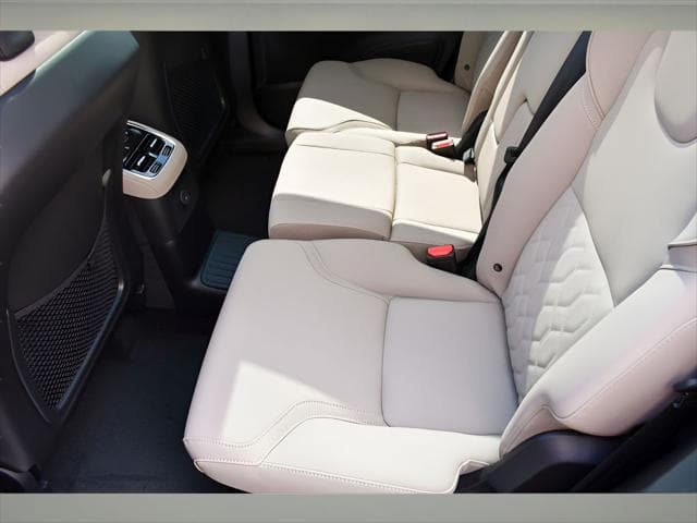 2026 Volvo XC90 Plug-In Hybrid SUV in Denim Blue Metallic thumbnail 15