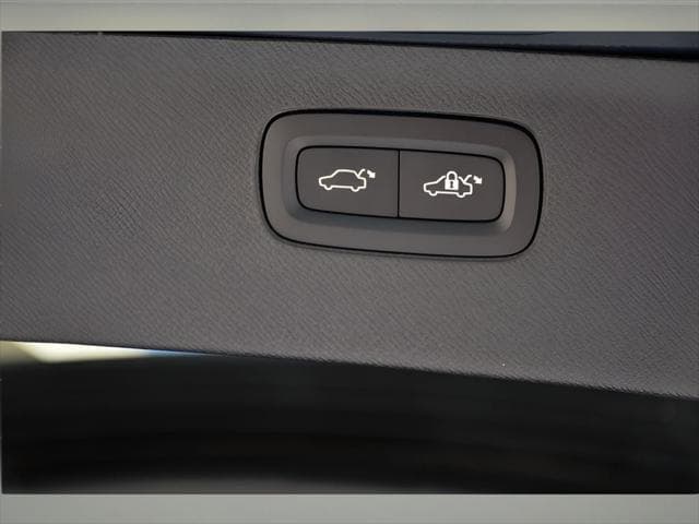 2026 Volvo XC90 Plug-In Hybrid SUV in Denim Blue Metallic thumbnail 25