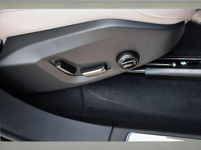 2026 Volvo XC90 Plug-In Hybrid SUV in Denim Blue Metallic thumbnail 33
