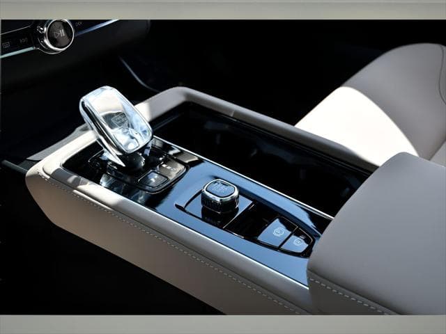 2026 Volvo XC90 Plug-In Hybrid SUV in Denim Blue Metallic thumbnail 37