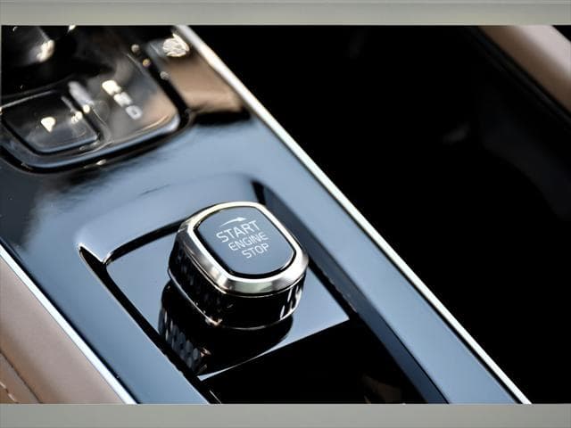 2026 Volvo XC90 Plug-In Hybrid SUV in Denim Blue Metallic thumbnail 38