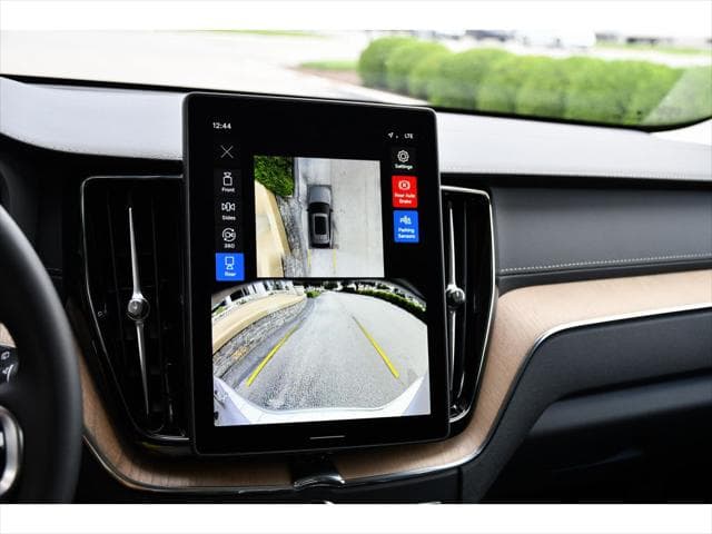 2026 Volvo XC60 Plug-In Hybrid SUV in Aurora Silver thumbnail 19