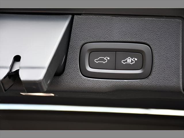 2026 Volvo XC60 Plug-In Hybrid SUV in Aurora Silver thumbnail 21