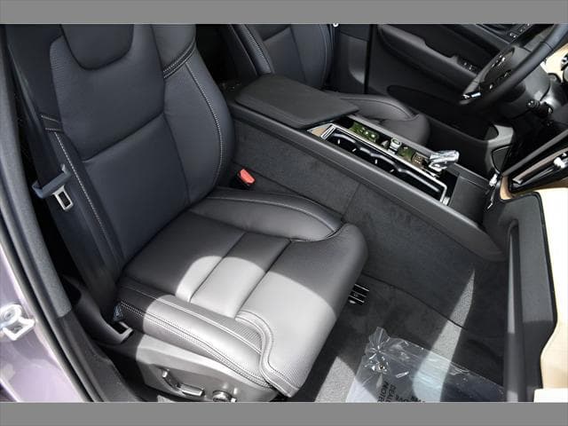 2026 Volvo XC60 Plug-In Hybrid SUV in Aurora Silver thumbnail 28