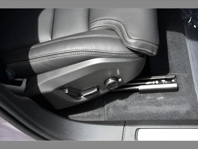 2026 Volvo XC60 Plug-In Hybrid SUV in Aurora Silver thumbnail 29